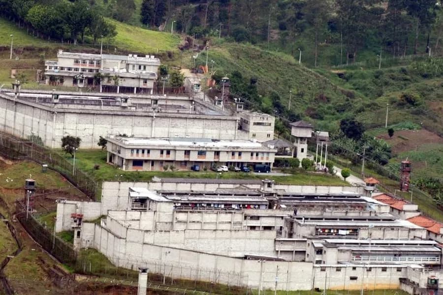 Gobierno suspende diálogos de paz urbana tras escándalo por parranda vallenata en cárcel de Itagüí