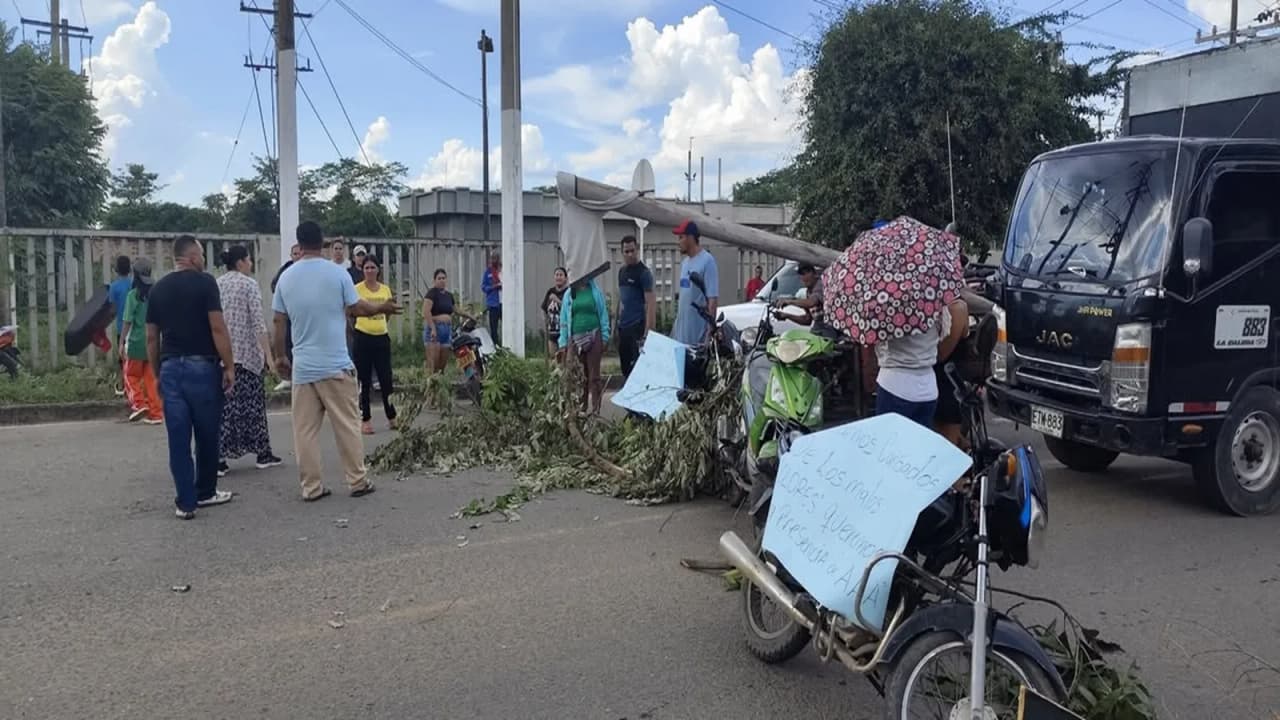 Bloqueo vial en el Cesar este lunes: comunidad exige entrega de viviendas prometidas