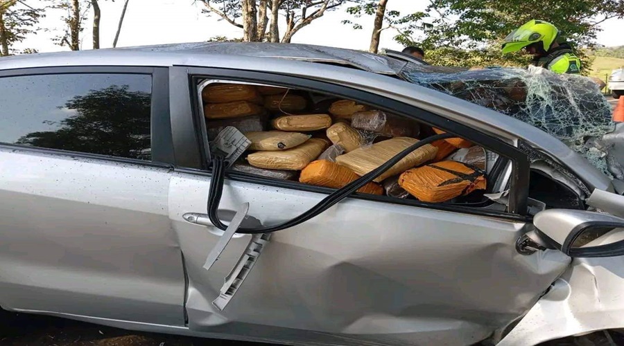 Conductor se fuga después de estrellarse con carga de 750 kilos de marihuana