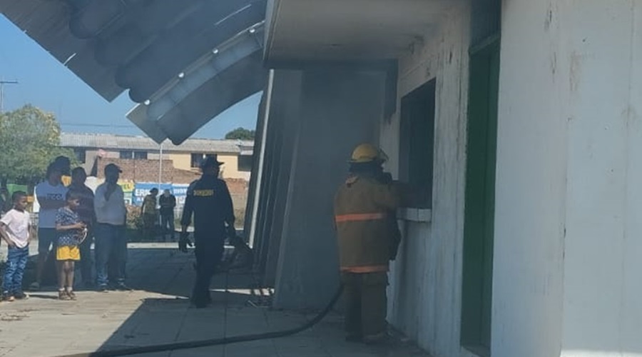 Presuntamente indigentes habrian provocado incendio en locales comerciales del barrio El Páramo