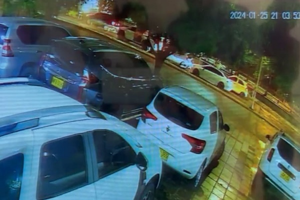 Revelan video que registra el momento exacto en que con fusil en mano, sicario ataca un vehículo al norte de Valledupar