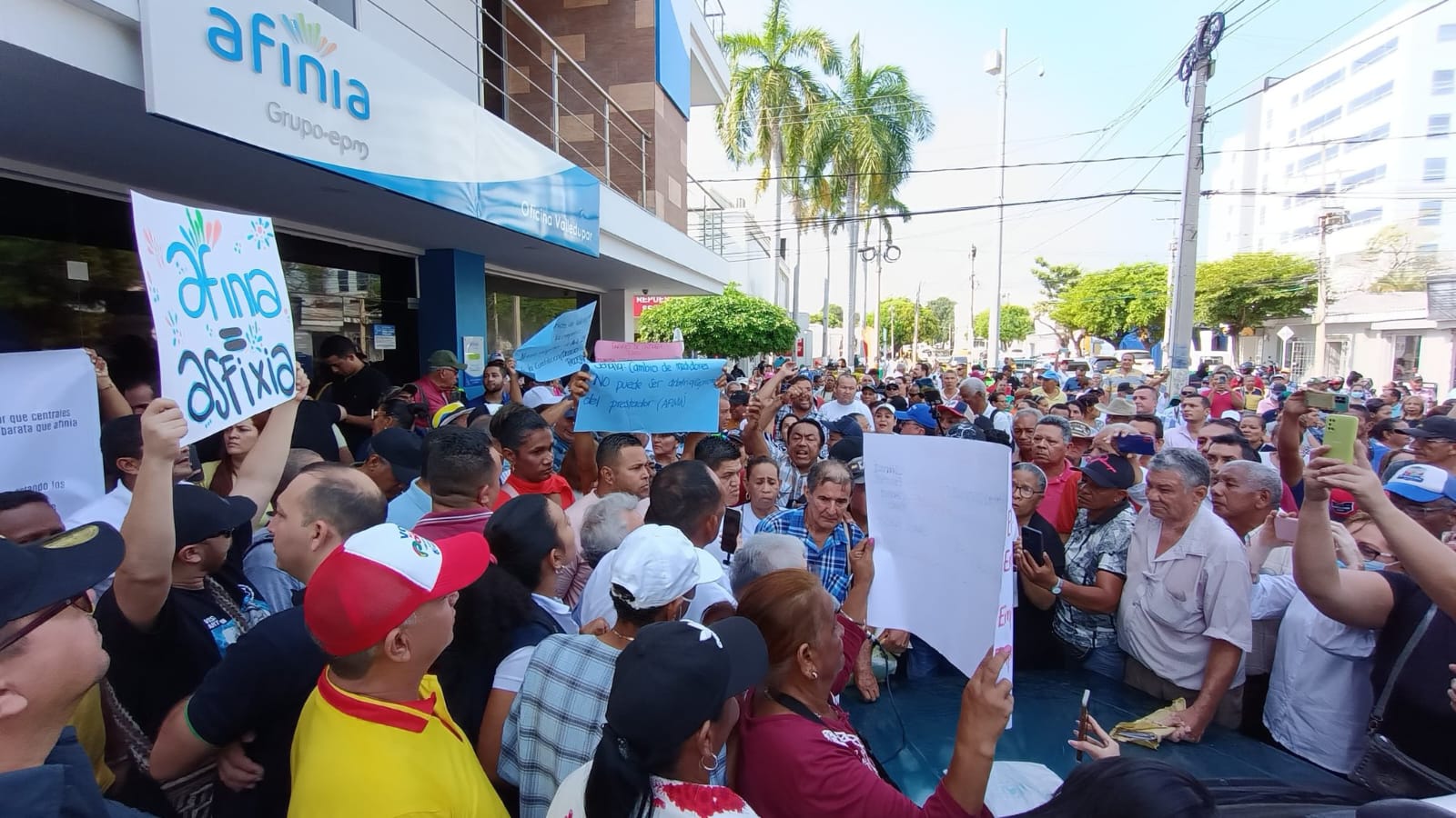 Controversia en AFINIA: Ciudadanos se niegan a firmar documento como condición para reunión con gerente