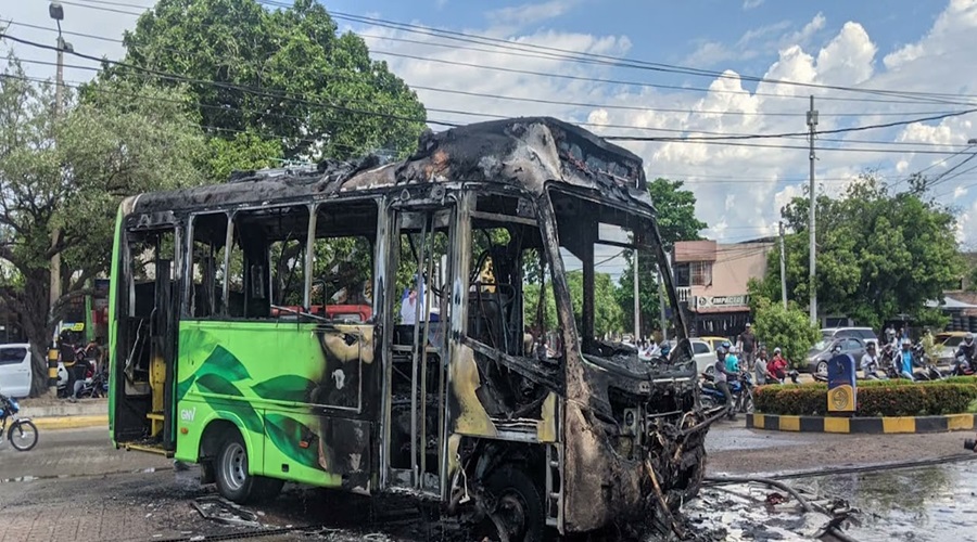 ¿Otra buseta que se quema sola? Incidente en Valledupar deja conductor con quemaduras