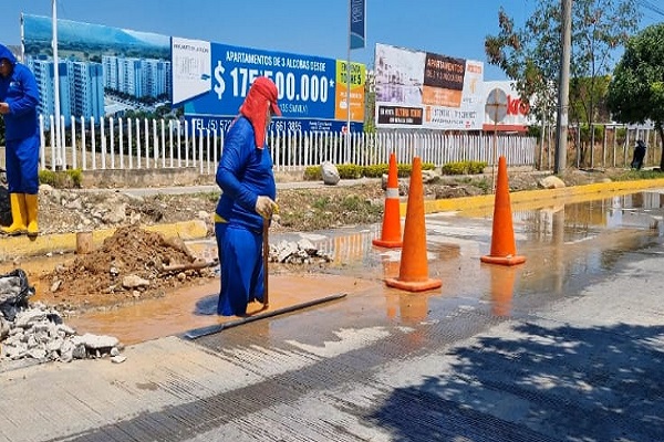 Vecinos solicitan urgente reparación de hueco en la avenida Sierra Nevada