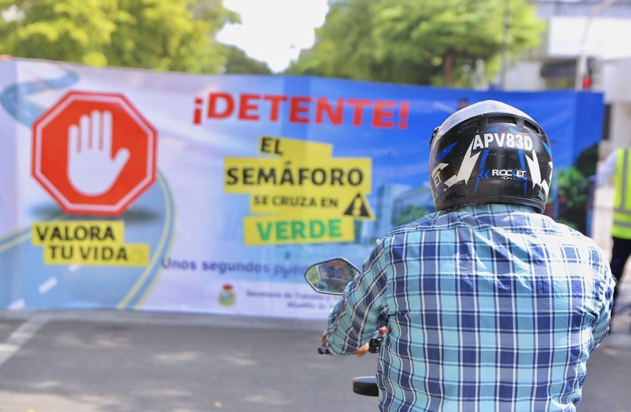 El semáforo se cruza en verde. ¡ EN VERDE!