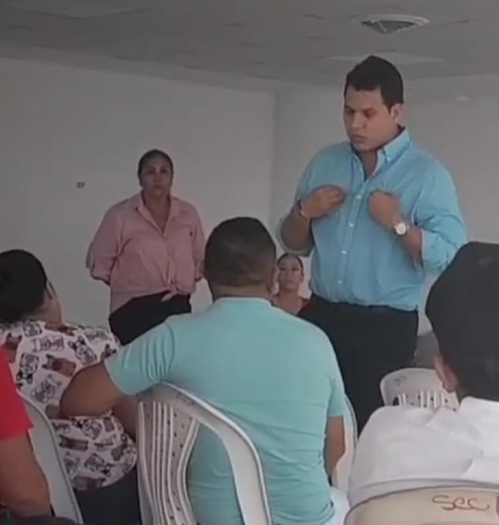 Fuerte rifi rafe entre alcalde de La Jagua de Ibirico y grupo de ciudadanos que protestaban en edificio de la alcaldía.