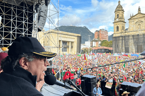 Con el fin de defender su gobierno, Petro llama a la movilización social