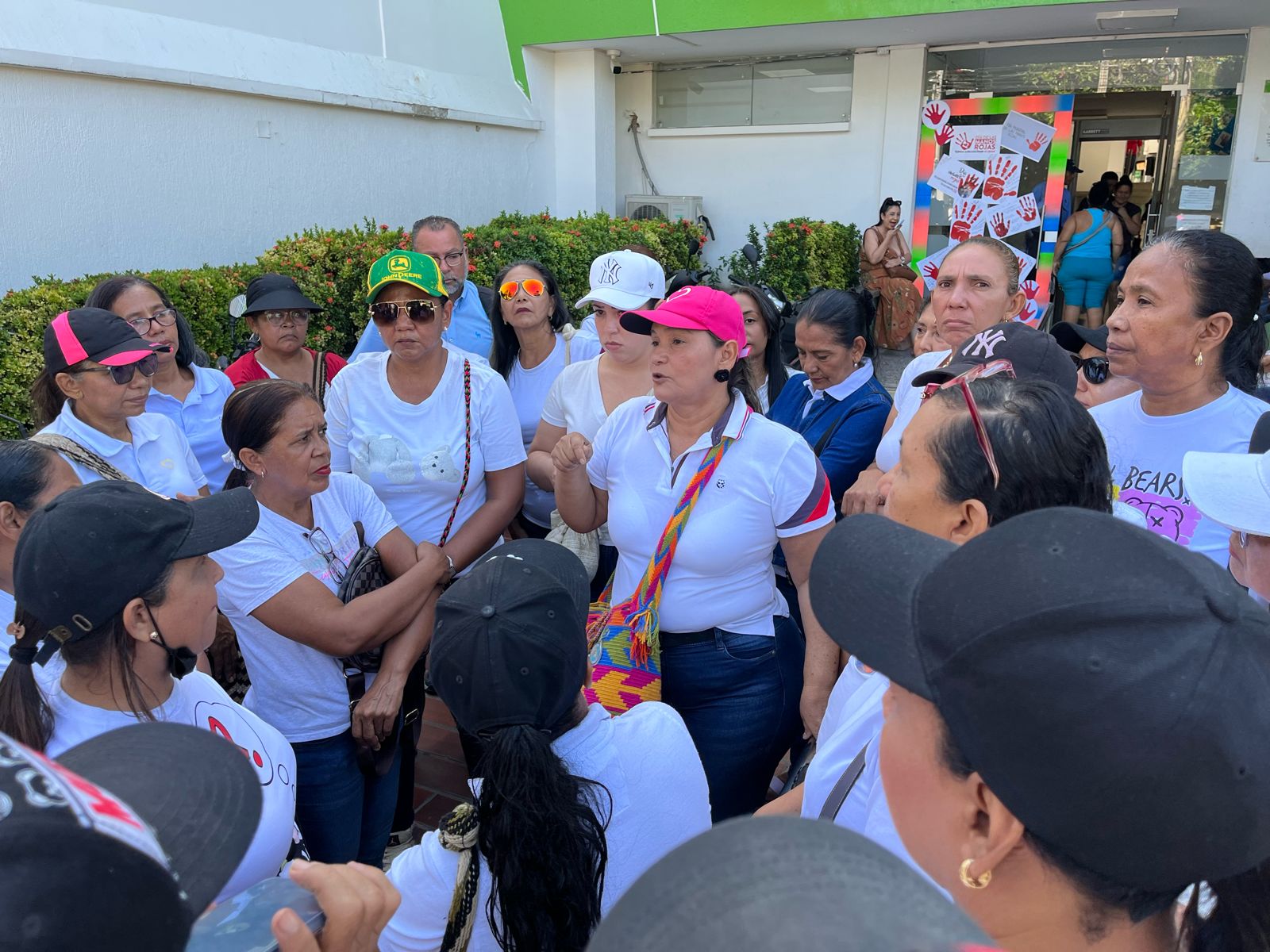 Con plantón, madres comunitarias exigen contratación