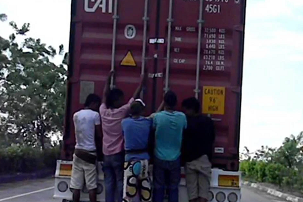 Conductor de tracto mula estuvo a punto de ser linchado por parte de jóvenes que se montaban en su pesado vehículo