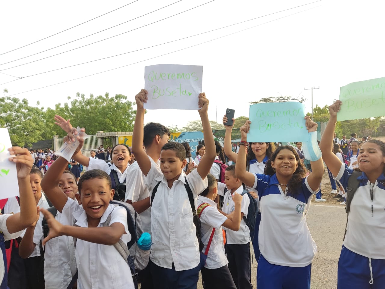 Por falta de transportes, estudiantes en Guacoche adelantaron protesta