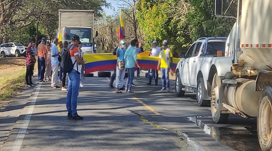 Escoltas de la Unidad Nacional de Protección cierran la vía Valledupar-Bosconia en protesta por incumplimientos laborales
