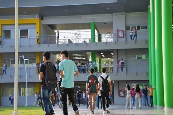 En colegio CASD se estudia posibilidad de prohibir uso de celulares entre estudiantes
