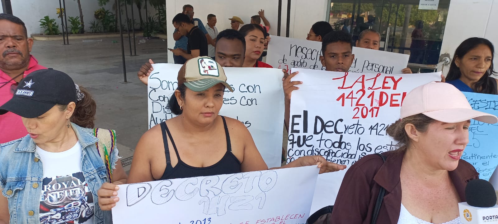 Demora en la contratación tiene a niños con discapacidad sin recibir sus clases este año