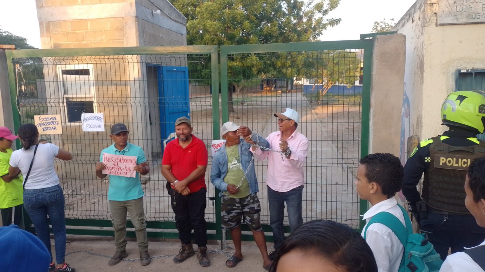 Mientras protestan en colegios, Municipio anuncia contratación del transporte escolar