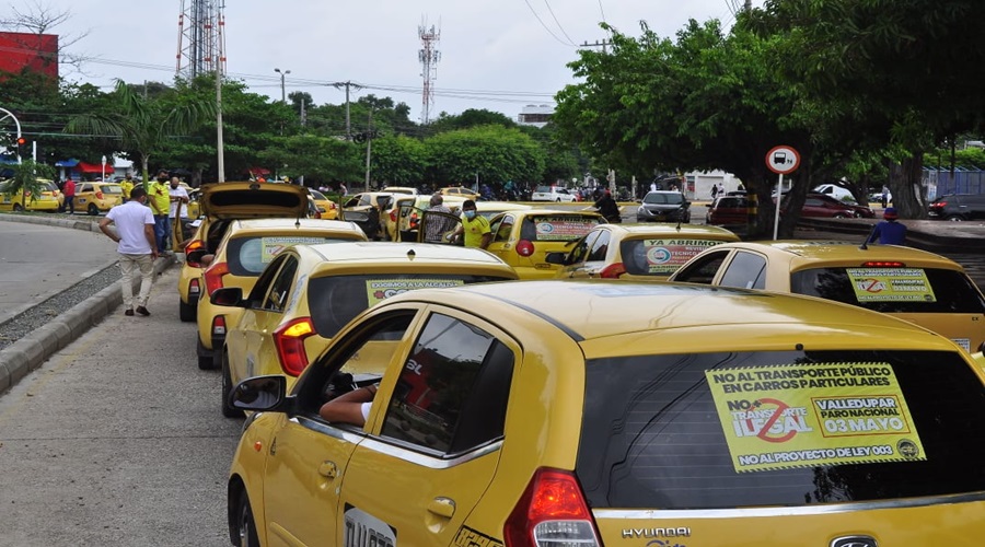 Gobierno Nacional entregara subsidio de 500.000 pesos a 45.000 conductores de taxis en Colombia como compensación por el aumento en el precio de la gasolina.