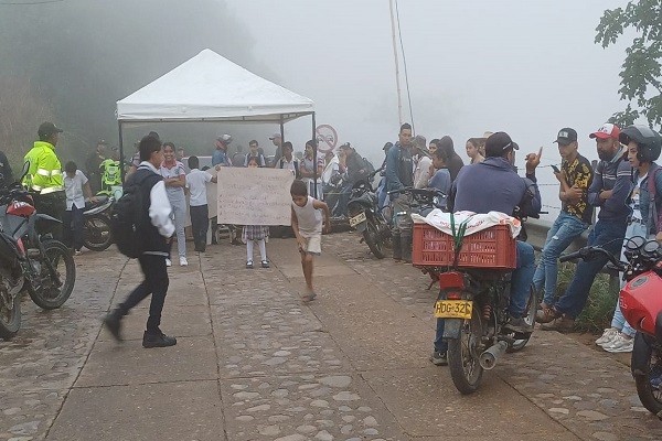 Padres de familia y estudiantes bloquean vías en el Departamento del Cesar por falta de transporte escolar