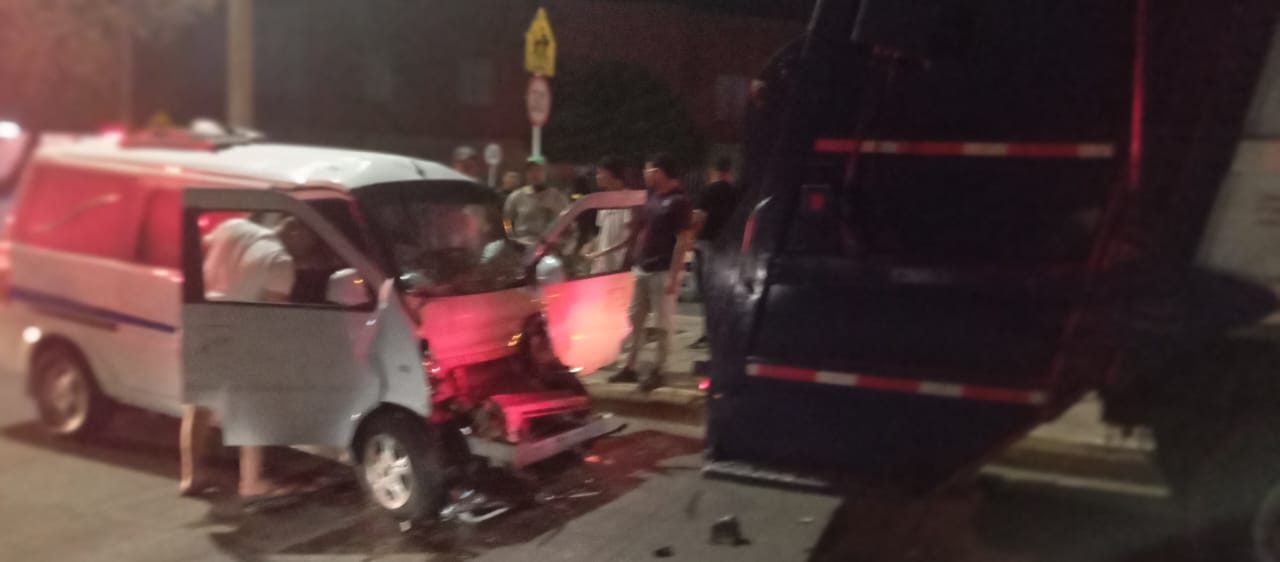 El conductor de una funeraria resultó herido al chocar el carro fúnebre por la parte trasera de un vehículo recolector de basuras