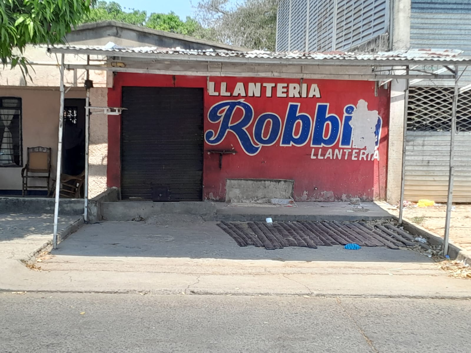 Pareja de adultos mayores no han logrado que una mujer a la que le arrendaron la terraza desocupe de una vez por todas.