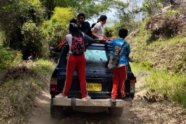 Aparecen nuevas fotos que evidencian riesgo de niños que usan transporte escolar en Pueblo Bello