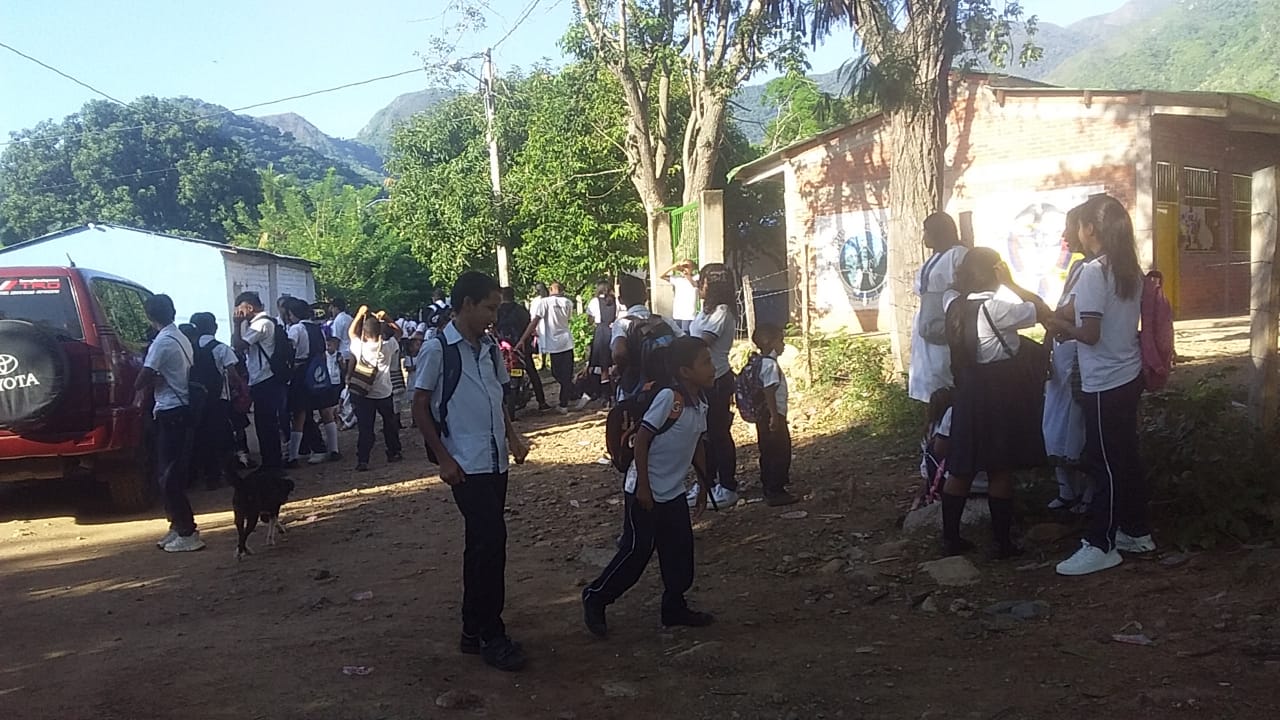 Estudiantes en colegio de Minas de Iracal se negaron a ingresar a clases por falta de aseo