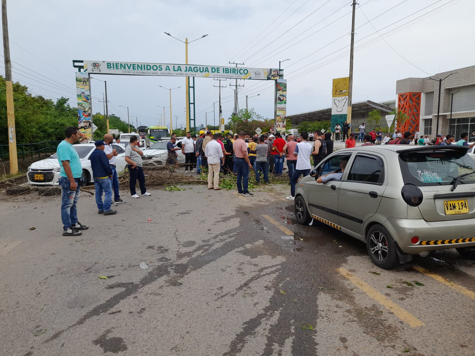 Volvieron a bloquear vía de La Jagua de Ibirico, en protesta por demora en el pago a quienes construyen importante tramo