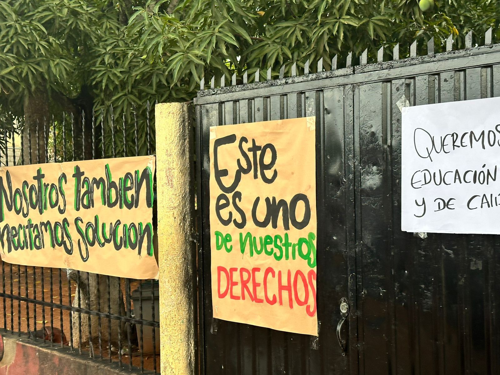 Estudiantes de la Institución Educativa Valentín Manjarres en La Loma protestan por condiciones precarias