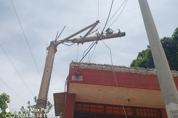 Peligro inminente para una vivienda y sus habitantes tras caída de cables de energía en Valledupar