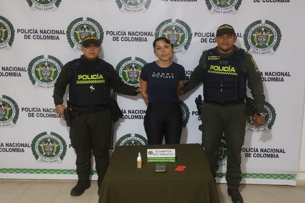 Capturan a mujer que pretendía banalizar un cajero automático con una tarjeta de débito robada