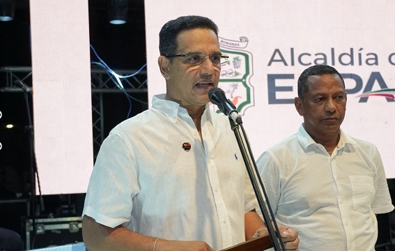 Reconocimiento al Director Administrativo de Comfacesar en el Festival de La Loma