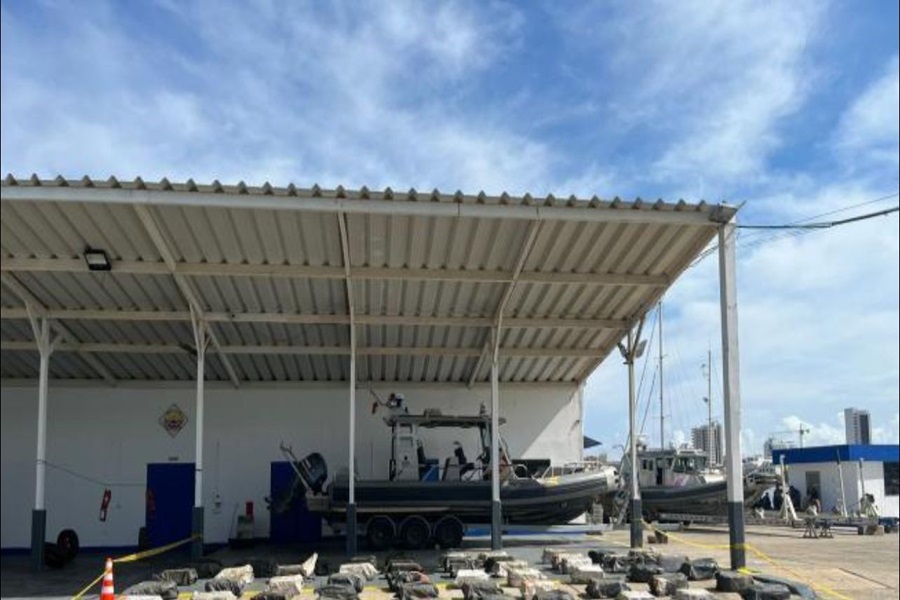 Armada y Fuerza Aérea de Colombia incautan 3.7 toneladas de droga en operativos en el Caribe