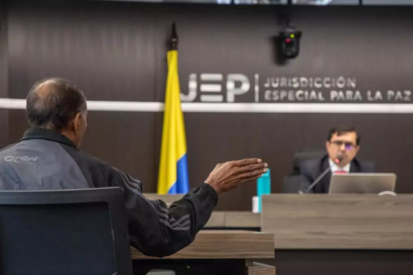 Exintegrantes de la cúpula de las FARC son llamados a rendir cuentas ante la JEP por crímenes de guerra