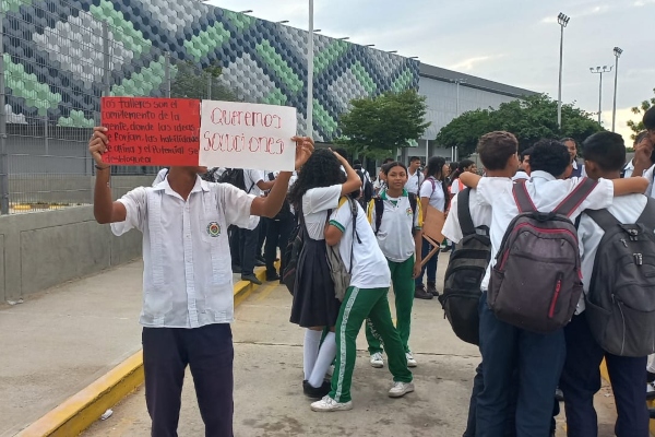 Estudiantes del Instituto Técnico Pedro Castro Monsalvo protestan por falta de servicios básicos y seguridad