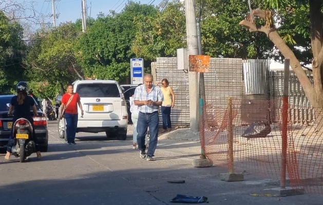 Varilla de construcción cae sobre vehículo en Valledupar: un milagro evitó tragedias mayores￼