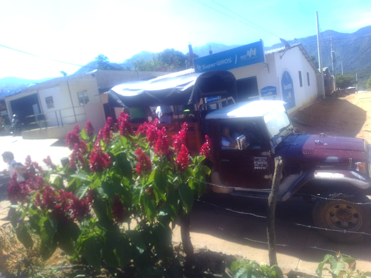 En camioneta estaca son transportados los niños hacia sus colegios en San José de Oriente