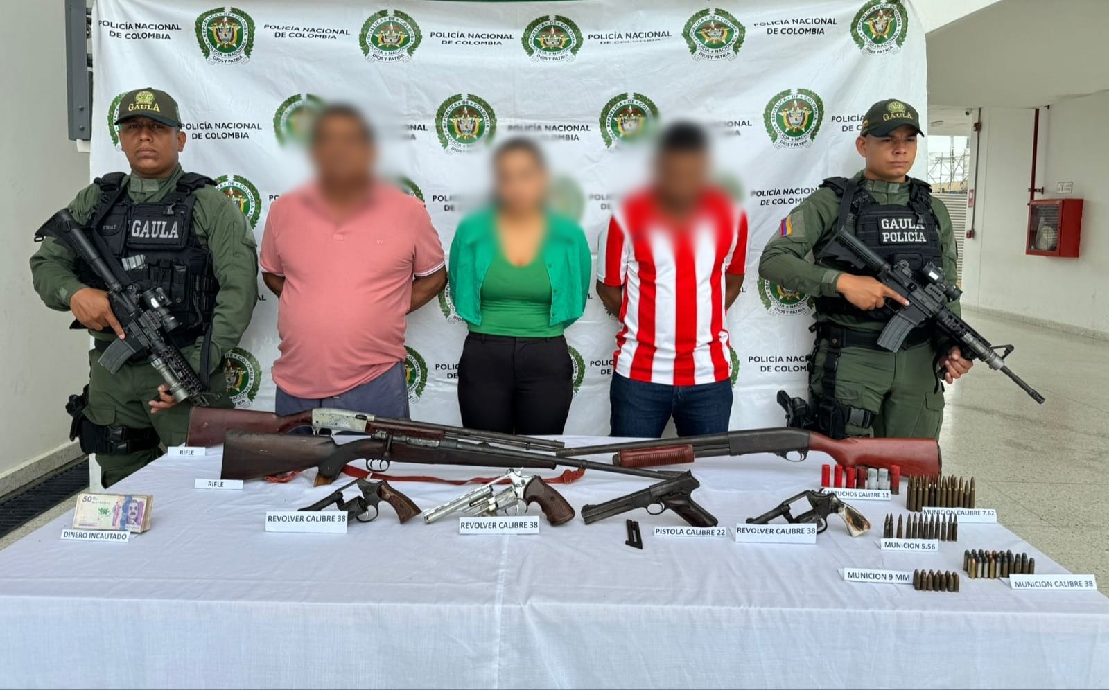 Capturan a tres presuntos integrantes de las AGC en Astrea con material de guerra