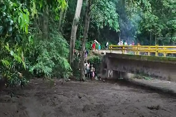 Creciente súbita en Azúcar Buena provoca pánico