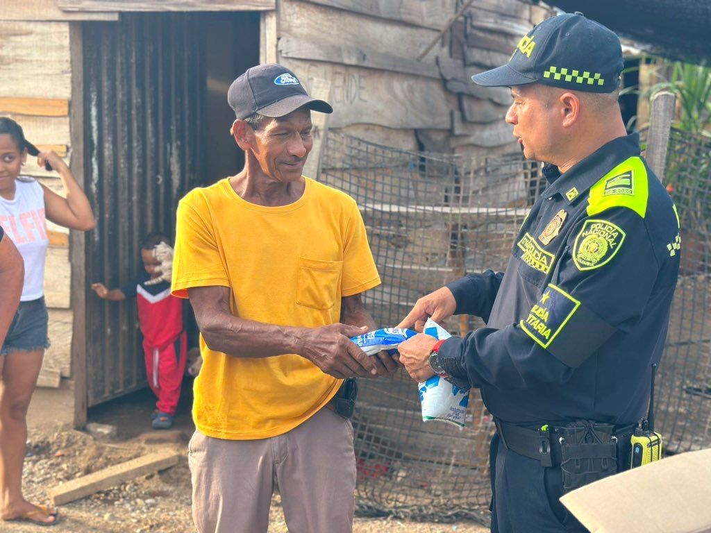 Policía Comunitaria dona 300 litros de leche para familias de Singapur y Monte Sion en Valledupar