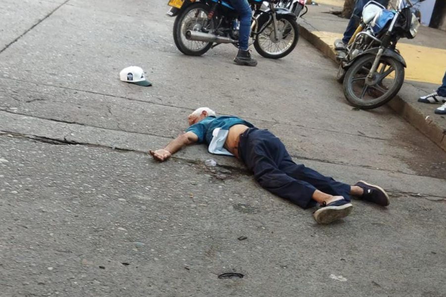 Adulto mayor entre la vida y la muerte tras ser arrollado por motocicleta en el centro de Valledupar