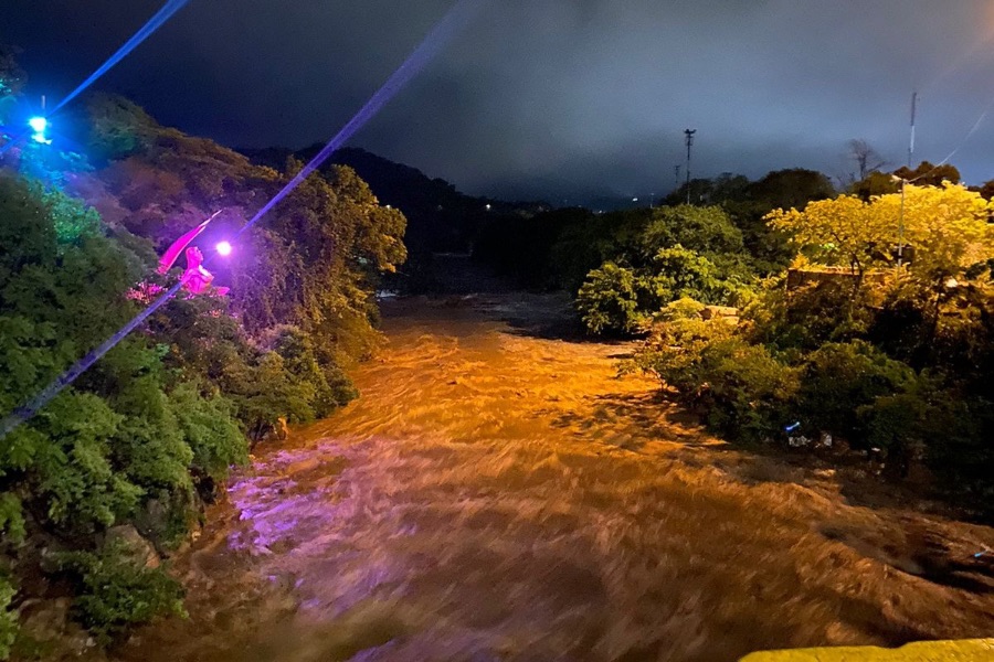 <strong>Fuerte creciente del Río Guatapurí genera preocupación en Valledupar</strong>