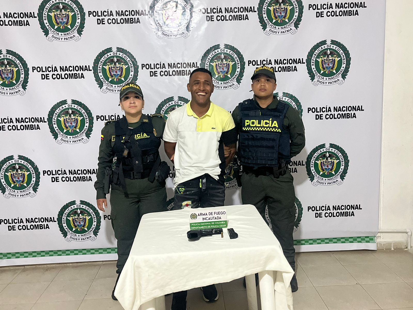 Sonrió para la foto: lo capturaron en medio de un sepelio en Valledupar&nbsp;