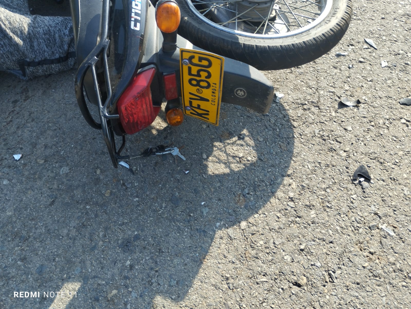 En plena vía permanece el cuerpo de motociclista accidentado varias horas después del siniestro