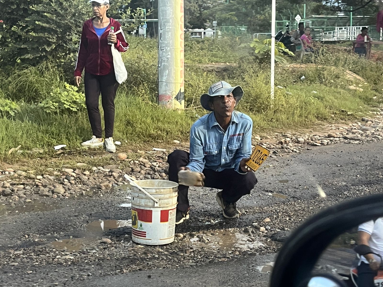 ¡Trampa mortal!, huecos en vía que conduce a La Mesa preocupa a la comunidad