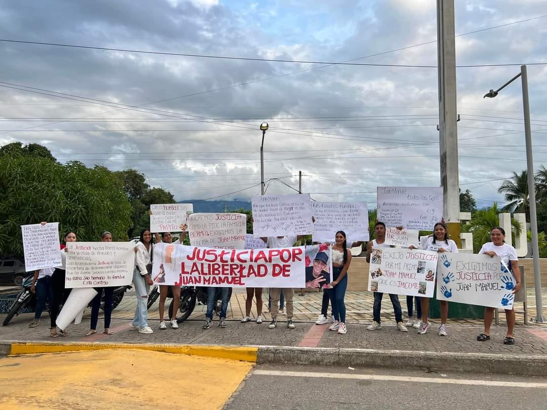 Familiares de joven capturado aseguran su inocencia y presentan pruebas en su defensa