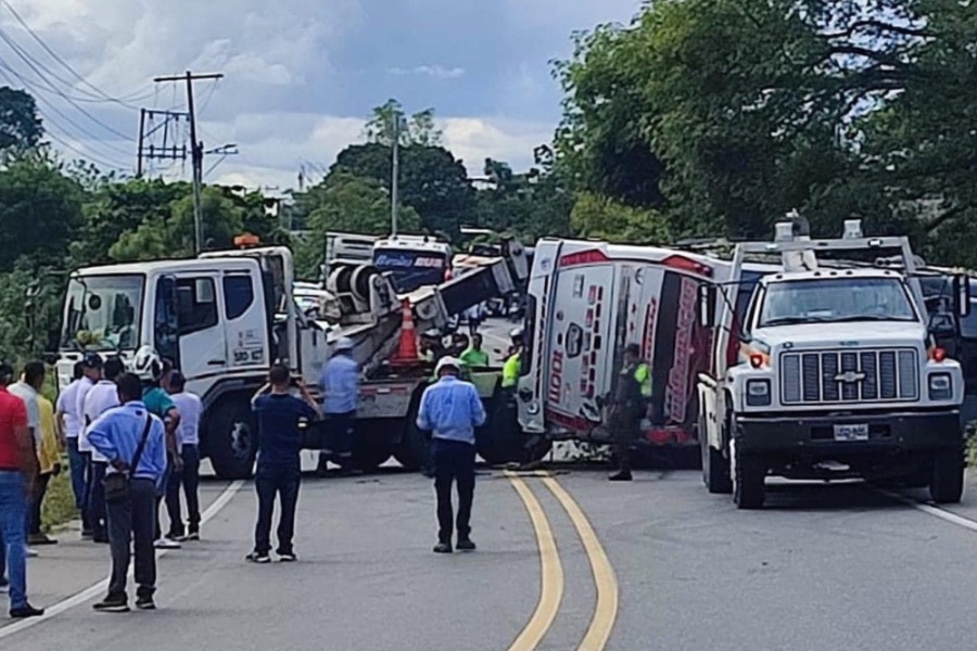 Bus que viajaba de Valledupar a Coveñas se accidenta: 13 docentes resultan heridos
