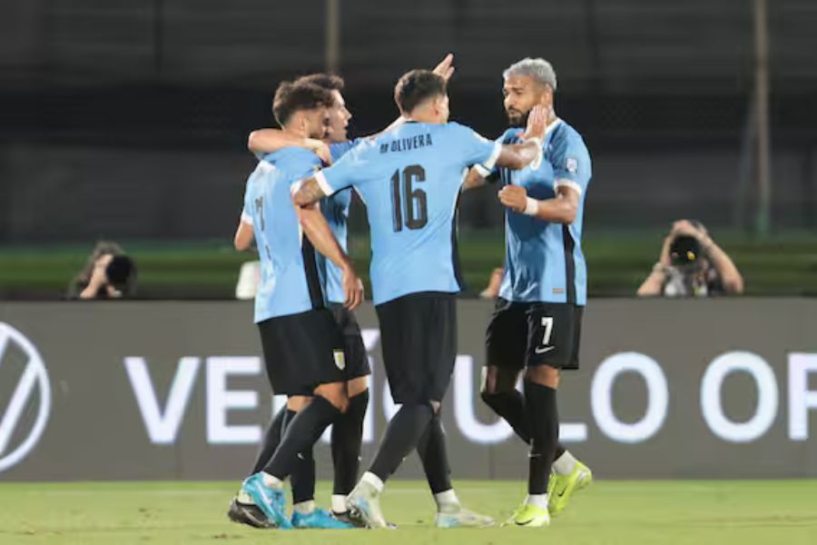 Uruguay se impuso ante Colombia en un dramático y turbulento encuentro en Montevideo