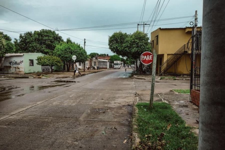 Comunidad del barrio Los Fundadores instala señal de tránsito tras varios accidentes en una vía