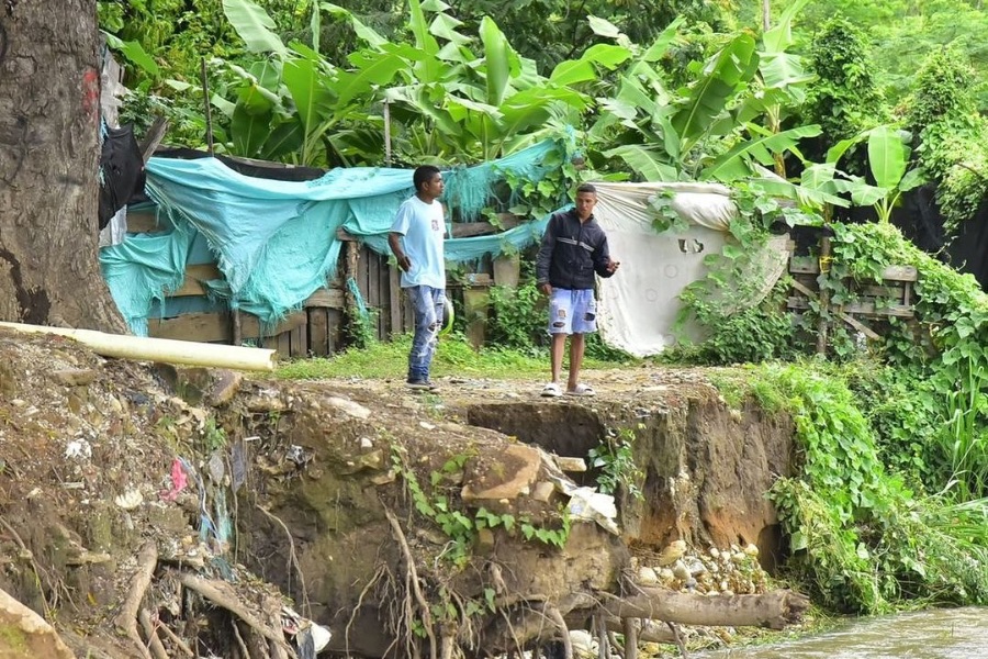 Habitantes del barrio Nueve de Marzo se niegan a abandonar sus hogares pese al riesgo por la creciente del río Guatapurí