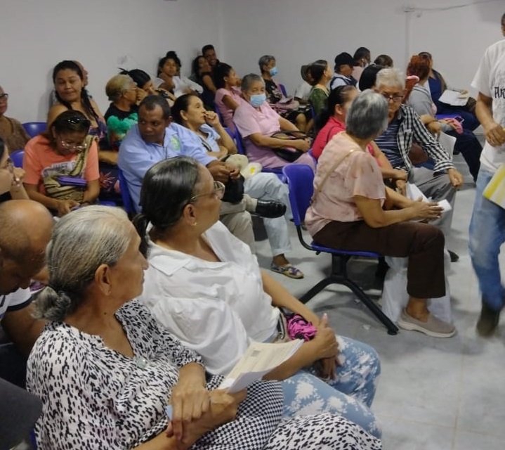 Pacientes denuncian largas esperas y desabastecimiento de medicamentos en farmacia de Sanitas
