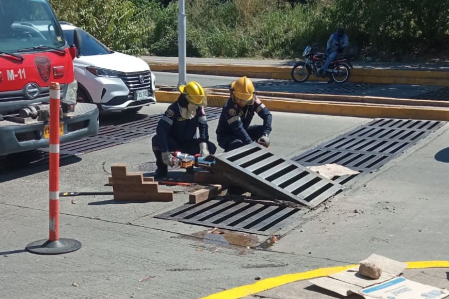 Bomberos rescatan a un perrito atrapado en una rejilla en Valledupar