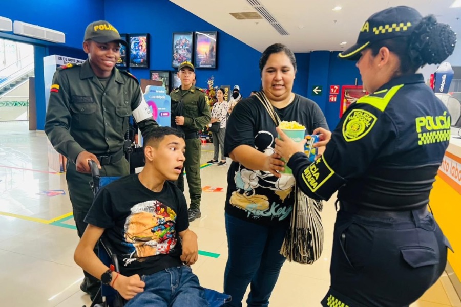 Niños con movilidad reducida vivieron una mañana de cine gracias a Policia Comunitaria 